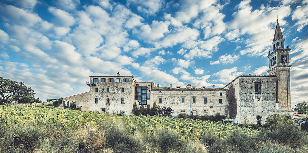 Castello di Semivicoli Scopri l’ospitalità firmata Masciarelli grazie al fascino senza tempo del nostro wine resort.